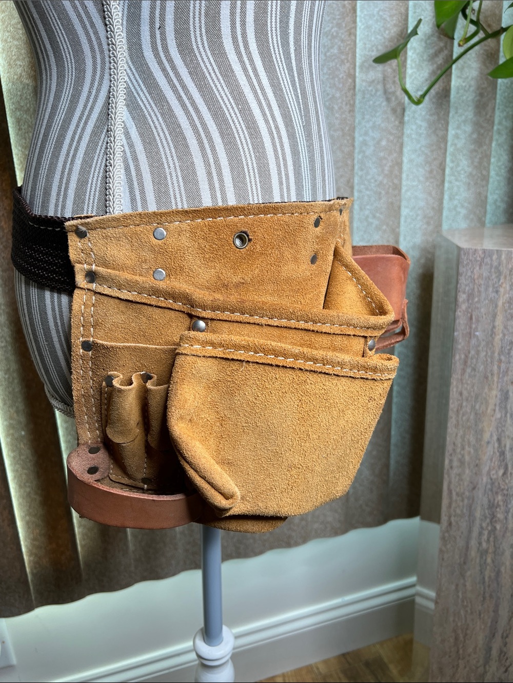 NICHOLAS Brown Leather Tool Pouch on Tan Suede Belt, like new - Picture 4 of 6